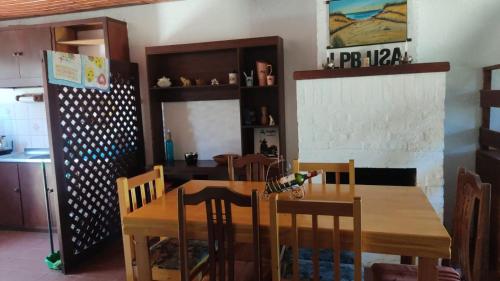 comedor con mesa de madera y sillas en Casa en Barrio Country - La Paloma, en La Paloma