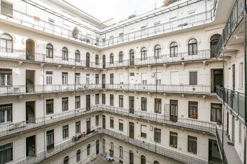un grande edificio bianco con balconi e finestre di King Street Apartments Budapest Center a Budapest