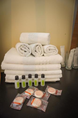 a stack of towels on a table with a pile of towels at Pousada UpSerra in Urubici