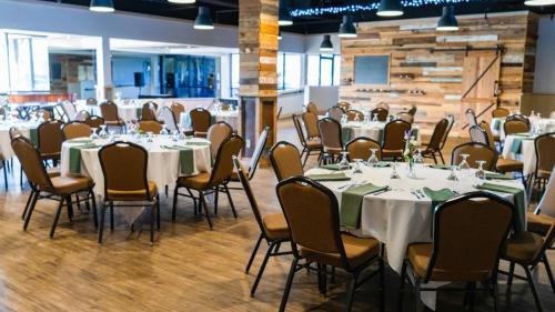 un grupo de mesas y sillas en un salón de banquetes en Holiday Inn Greenville, an IHG Hotel en Greenville