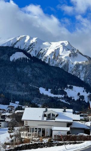 アパートメントから撮影された、または一般的な山の景色