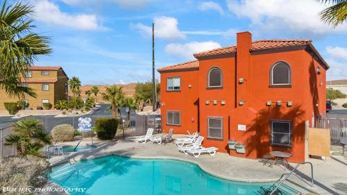 Πισίνα στο ή κοντά στο Hawk Ridge Two Bedroom Condo by Cool Properties