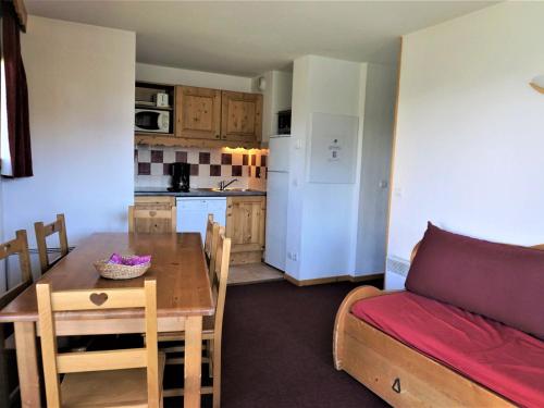 une cuisine et un salon avec une table et un canapé dans l'établissement Appartement 2P Cabine, 6 pers, Parking, Wifi, Proche Pistes et Commerces à Orcières - FR-1-636-7, à Orcières