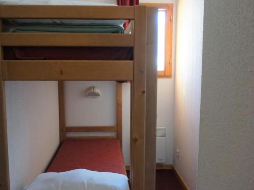 - une petite chambre avec 2 lits superposés dans l'établissement Appartement 2P Cabine, 6 pers, Parking, Wifi, Proche Pistes et Commerces à Orcières - FR-1-636-7, à Orcières
