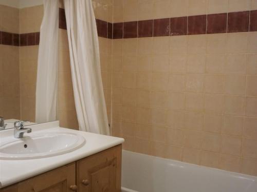 une salle de bain avec un lavabo et une baignoire dans l'établissement Appartement 2P Cabine, 6 pers, Parking, Wifi, Proche Pistes et Commerces à Orcières - FR-1-636-7, à Orcières