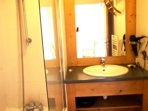 une salle de bain avec un lavabo et un miroir dans l'établissement 3 pièces à Orcières, 6 pers, piscine, parking, wifi gratuit - FR-1-636-1, à Orcières