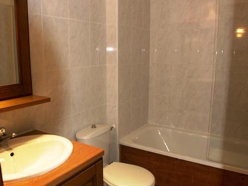 une salle de bain avec un lavabo, des toilettes et une baignoire dans l'établissement Duplex cosy 60 m², 7-8 pers, proche pistes et commerces, parking inclus, animaux acceptés. - FR-1-636-6, à Orcières