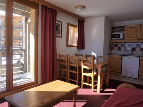 une cuisine avec une table et des chaises ainsi qu'une salle à manger dans l'établissement Appartement 6 pers avec balcon sud, proche pistes et commerces, animaux acceptés, wifi gratuit - FR-1-636-8, à Orcières