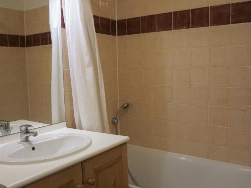 une salle de bain avec un lavabo, une baignoire et une douche dans l'établissement Appartement 6 pers avec balcon sud, proche pistes et commerces, animaux acceptés, wifi gratuit - FR-1-636-8, à Orcières