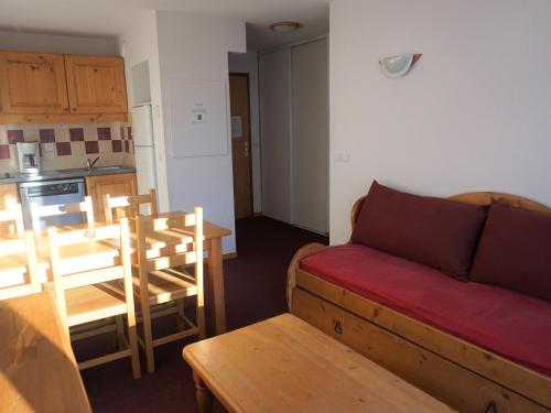 un salon avec un canapé et une cuisine dans l'établissement 2P cabine, 6 pers, PKG, WIFI gratuit, proche jardin des neiges - FR-1-636-3, à Orcières