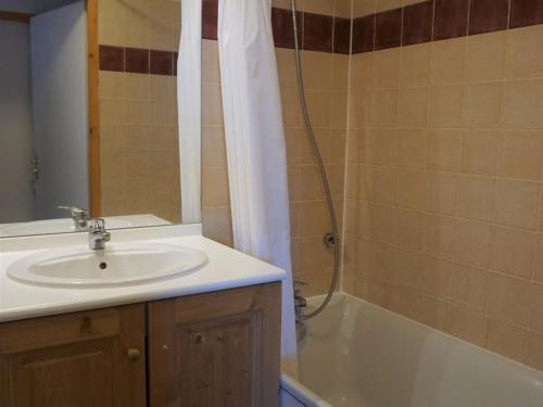 une salle de bain avec un lavabo et une baignoire dans l'établissement Appartement 6 Pers, Proche Pistes et Commerces, Balcon Sud, Parking Inclus, Animaux Acceptés - FR-1-636-24, à Orcières