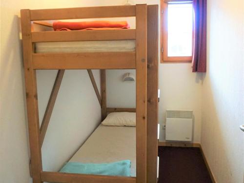 Cette chambre dispose de lits superposés et de 2 lits superposés. dans l'établissement 2P cabine, 6 pers, PKG, WIFI gratuit, proche jardin des neiges - FR-1-636-3, à Orcières