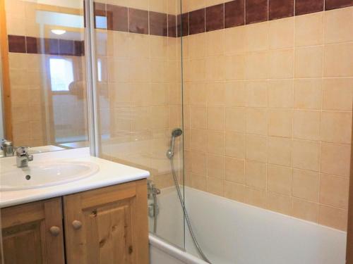 une salle de bain avec douche et lavabo dans l'établissement 2P cabine, 6 pers, PKG, WIFI gratuit, proche jardin des neiges - FR-1-636-3, à Orcières