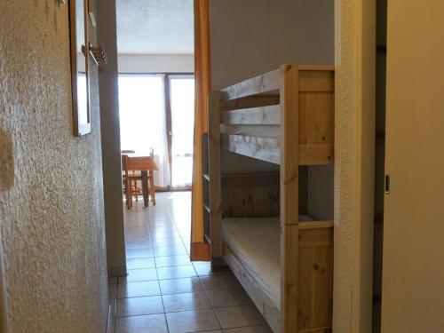 Ce lit superposé se trouve dans un dortoir doté d'un couloir. dans l'établissement Studio 38m² pour 6 pers, proche pistes & commerces, animaux acceptés - FR-1-636-12, à Orcières