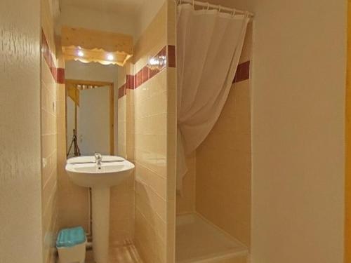 une salle de bain avec un lavabo et une douche dans l'établissement 2 pièces cabine duplex 6 personnes - FR-1-636-14, à Orcières