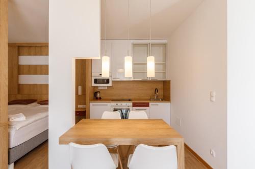 a kitchen and dining room with a table and chairs at La Bella Centrum apartmanok Piros/Sárga in Hévíz