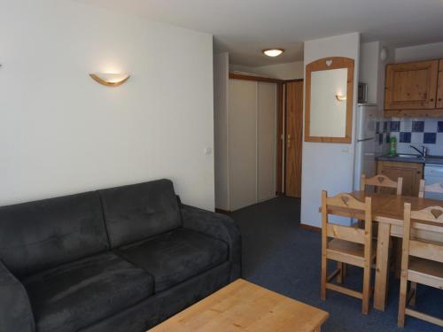 un salon avec un canapé noir et une table dans l'établissement Appartement 2P cabine, 6 pers, animaux acceptés, parking inclus - FR-1-636-43, à Orcières