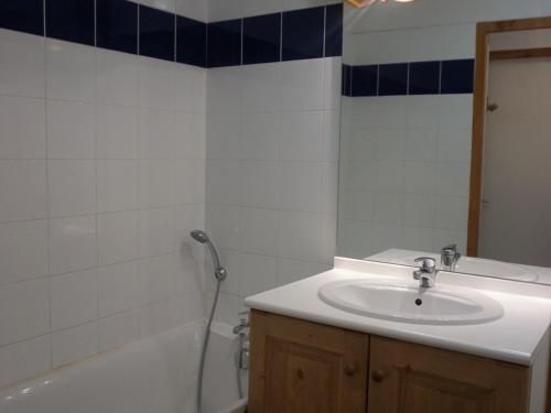 une salle de bain avec un lavabo, une baignoire et une douche dans l'établissement Appartement 2P cabine, 6 pers, animaux acceptés, parking inclus - FR-1-636-43, à Orcières