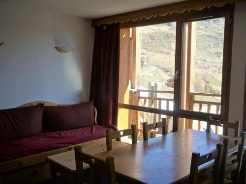 un salon avec une table et un canapé dans l'établissement Charmant 3 Pièces 6 Pers avec Parking, Balcon et Wi-Fi à Proximité des Pistes - Orcières Merlette - FR-1-636-48, à Orcières