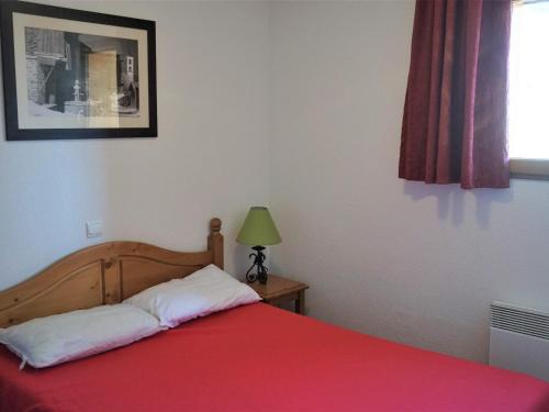une chambre avec un lit avec une couverture rouge dans l'établissement Charmant 3 Pièces 6 Pers avec Parking, Balcon et Wi-Fi à Proximité des Pistes - Orcières Merlette - FR-1-636-48, à Orcières