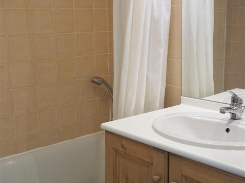 une salle de bain avec un lavabo, une baignoire et une douche dans l'établissement Charmant 3 Pièces 6 Pers avec Parking, Balcon et Wi-Fi à Proximité des Pistes - Orcières Merlette - FR-1-636-48, à Orcières