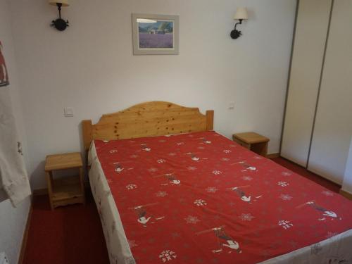 - une chambre avec un lit doté d'un couvre-lit rouge dans l'établissement Appartement 2 pièces, 4 pers, piscine, WiFi, parking couvert - FR-1-636-64, à Orcières