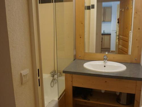 une salle de bain avec un lavabo et un miroir dans l'établissement Appartement 2 pièces, 4 pers, piscine, WiFi, parking couvert - FR-1-636-64, à Orcières