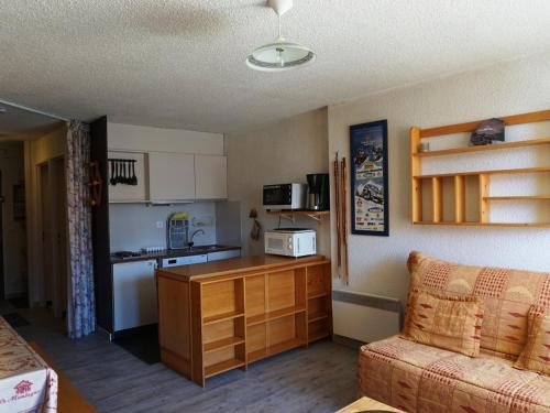 - une cuisine avec un canapé et un comptoir dans une pièce dans l'établissement Studio cosy 30m², 4/5 pers, à proximité des pistes et commerces - Orcières Merlette, Animaux acceptés - FR-1-636-87, à Orcières
