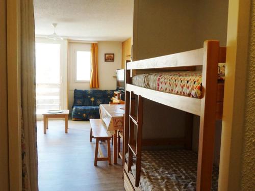 - une chambre avec 2 lits superposés et un salon dans l'établissement Studio cosy 30m², 4/5 pers, à proximité des pistes et commerces - Orcières Merlette, Animaux acceptés - FR-1-636-87, à Orcières