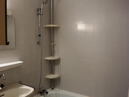une salle de bain avec une douche, un lavabo et une baignoire dans l'établissement Studio cosy 30m², 4/5 pers, à proximité des pistes et commerces - Orcières Merlette, Animaux acceptés - FR-1-636-87, à Orcières