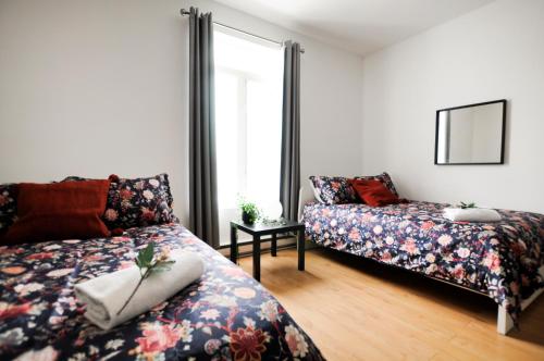 uma sala de estar com uma cama e um sofá em Le 1808 - Spacieux avec Balcon - Nord de Québec em Cidade de Quebec