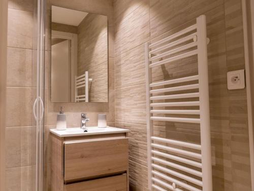 une salle de bain avec un lavabo et un miroir dans l'établissement The Sun Paradise Dream, à Cannes