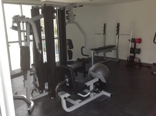 una habitación con un gimnasio con dos máquinas de correr en Apartamento fino e decorado., en Lauro de Freitas