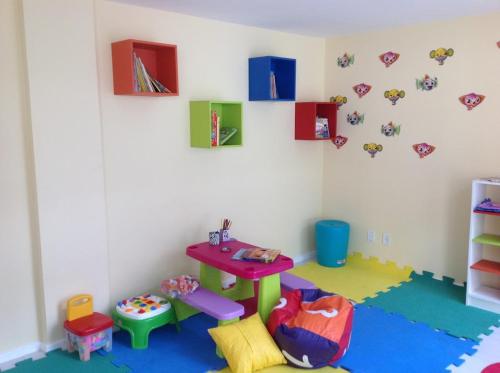 a play room with a table and a play set at Apartamento fino e decorado. in Lauro de Freitas