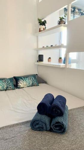 - un lit avec 2 serviettes bleues assises dans l'établissement Le Cosyland - Studio Disneyland - Wifi, à Montévrain