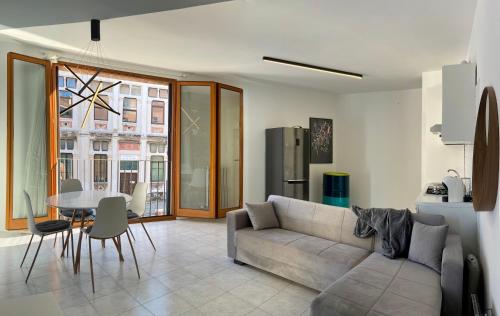 ein Wohnzimmer mit einem Sofa und einem Tisch in der Unterkunft Serendipity apartment in Venedig