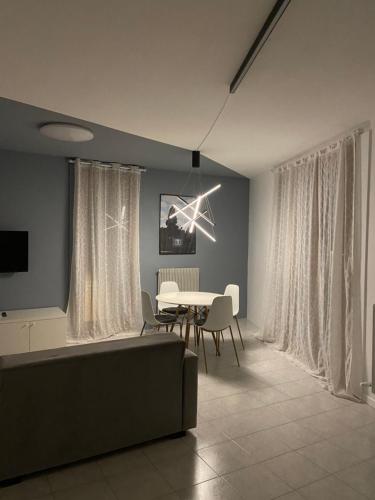 ein Wohnzimmer mit Sofa und Tisch in der Unterkunft Serendipity apartment in Venedig