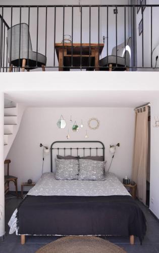 - deux images d'une chambre avec un lit et un escalier dans l'établissement Maison d hôtes LA VILLA MADELEINE, à Sanary-sur-Mer