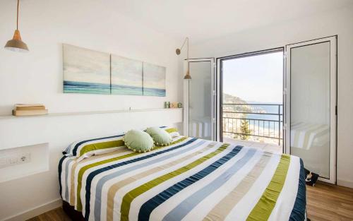- une chambre avec un lit et une vue sur l'océan dans l'établissement Codolar Las mejores vistas en Tossa de Mar, à Tossa de Mar