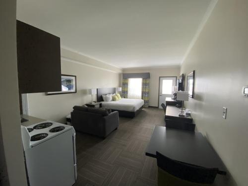 Kuchyň nebo kuchyňský kout v ubytování Crossroads Inn & Suites