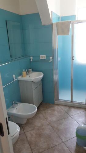 a bathroom with a toilet and a sink and a shower at B&B Pittoresco in Specchia