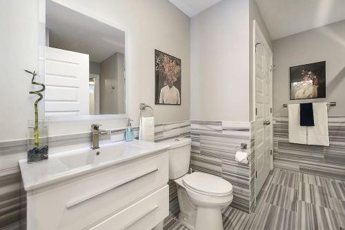 Ένα μπάνιο στο HostWise Stays - The Washington at Chatham - Free Parking, Great Views, Across from PPG Arena