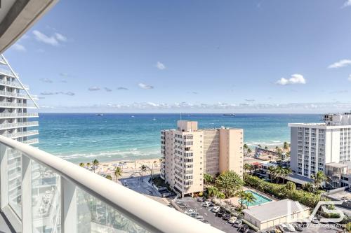 vistas al océano desde el balcón de un edificio en W Hotel Ftl Beach Oceanview 2Bed 2Bath Condo Resort, en Fort Lauderdale