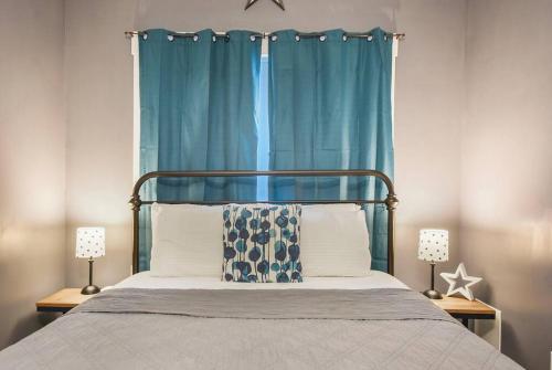 una camera con letto con tenda blu di HostWise Stays - Chalk Art House - Chalkboard Wall, Private Parking, Patio a Pittsburgh