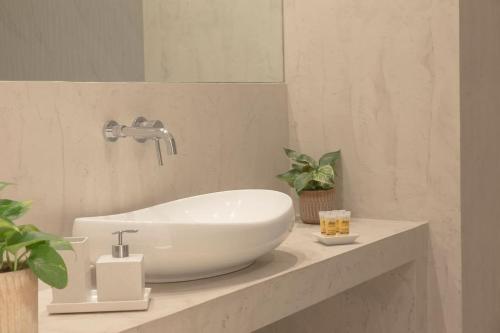 lavabo blanco sentado en una encimera en el baño en Luxury Apartment near Acropolis-Living Stone Gold, en Atenas