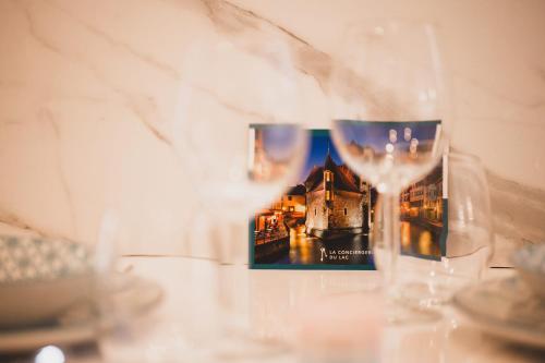 - un verre de vin sur une table avec une photo d'un château dans l'établissement Le Veyrier - Nice Studio near the lake and the Old Town, à Annecy