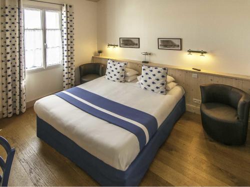 Ένα ή περισσότερα κρεβάτια σε δωμάτιο στο Hôtel La Galiote en Ré