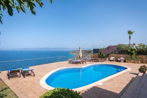 uma piscina com vista para o oceano em Amazing sea views Villa Voramar with pool em Llucmajor