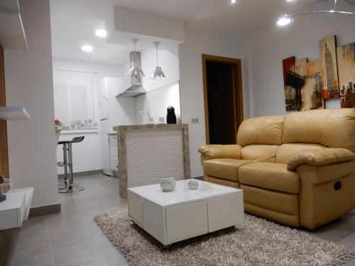 sala de estar con sofá y mesa en Romántico estudio centro de Algeciras, en Algeciras