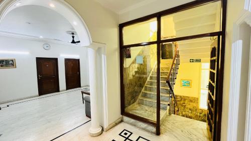 een hal met een glazen deur en een trap bij Hotel Starline near Iffco Chowk Metro - Couple Friendly in Gurgaon
